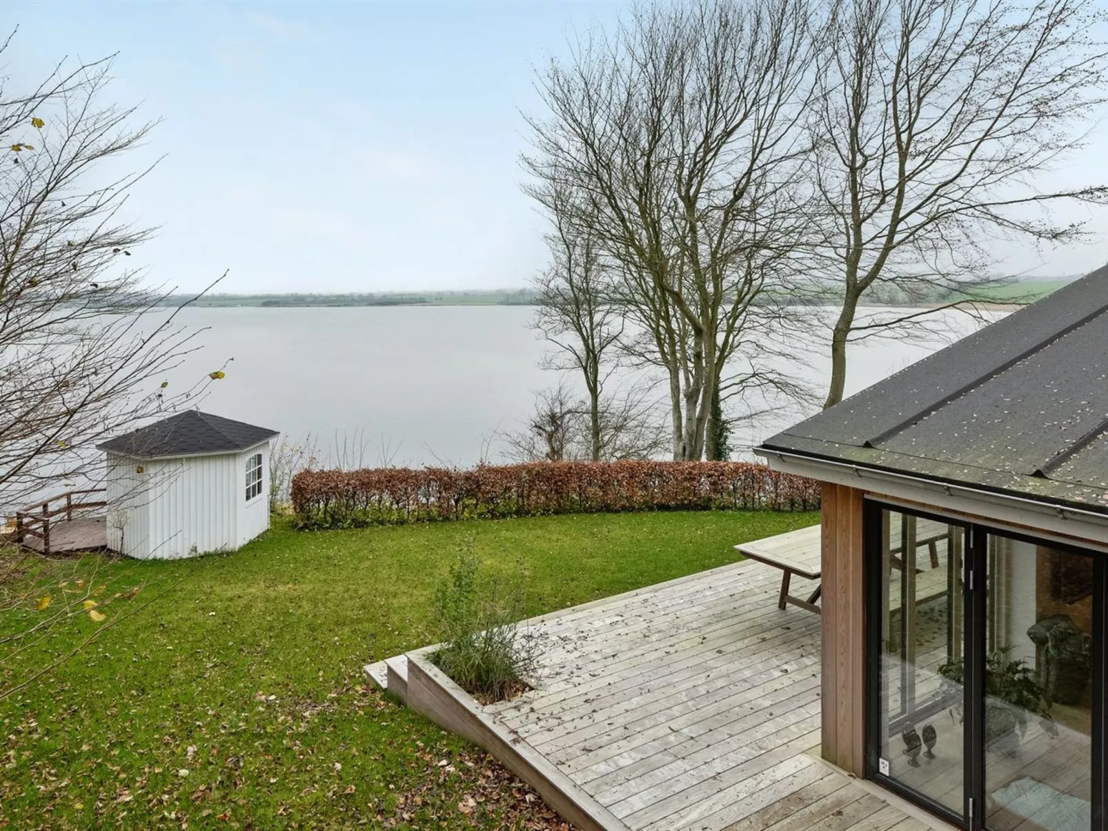 "Lika" - 25m to the fjord-Draußen