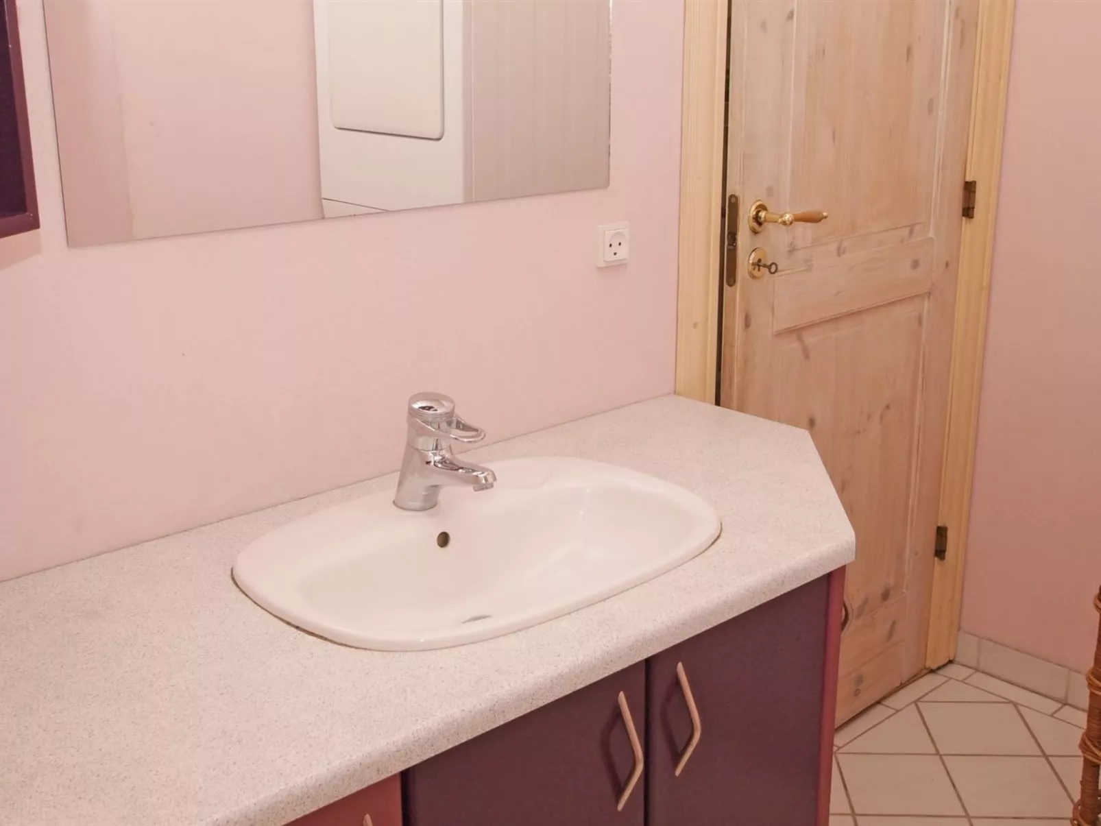 "Unto" - 100m from the sea-Drinnen