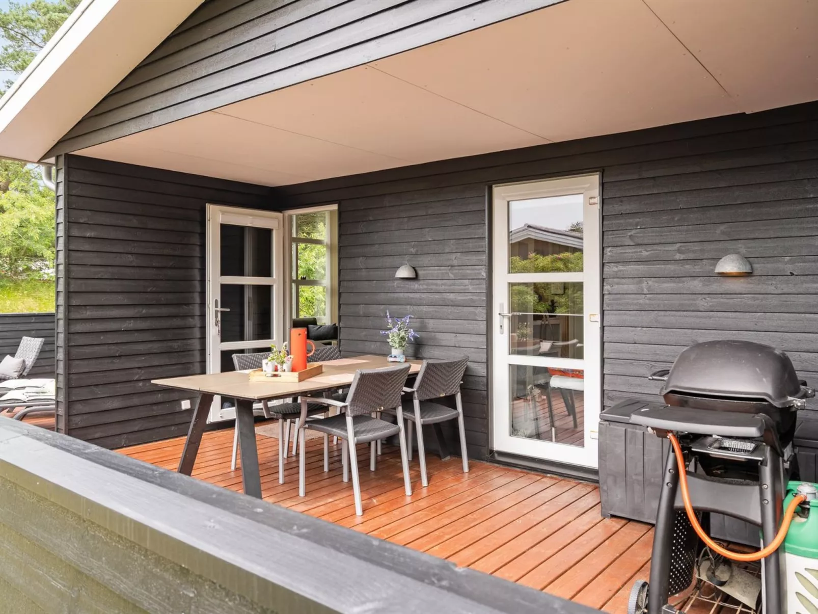 "Akkar" - 1.8km from the sea-Outside