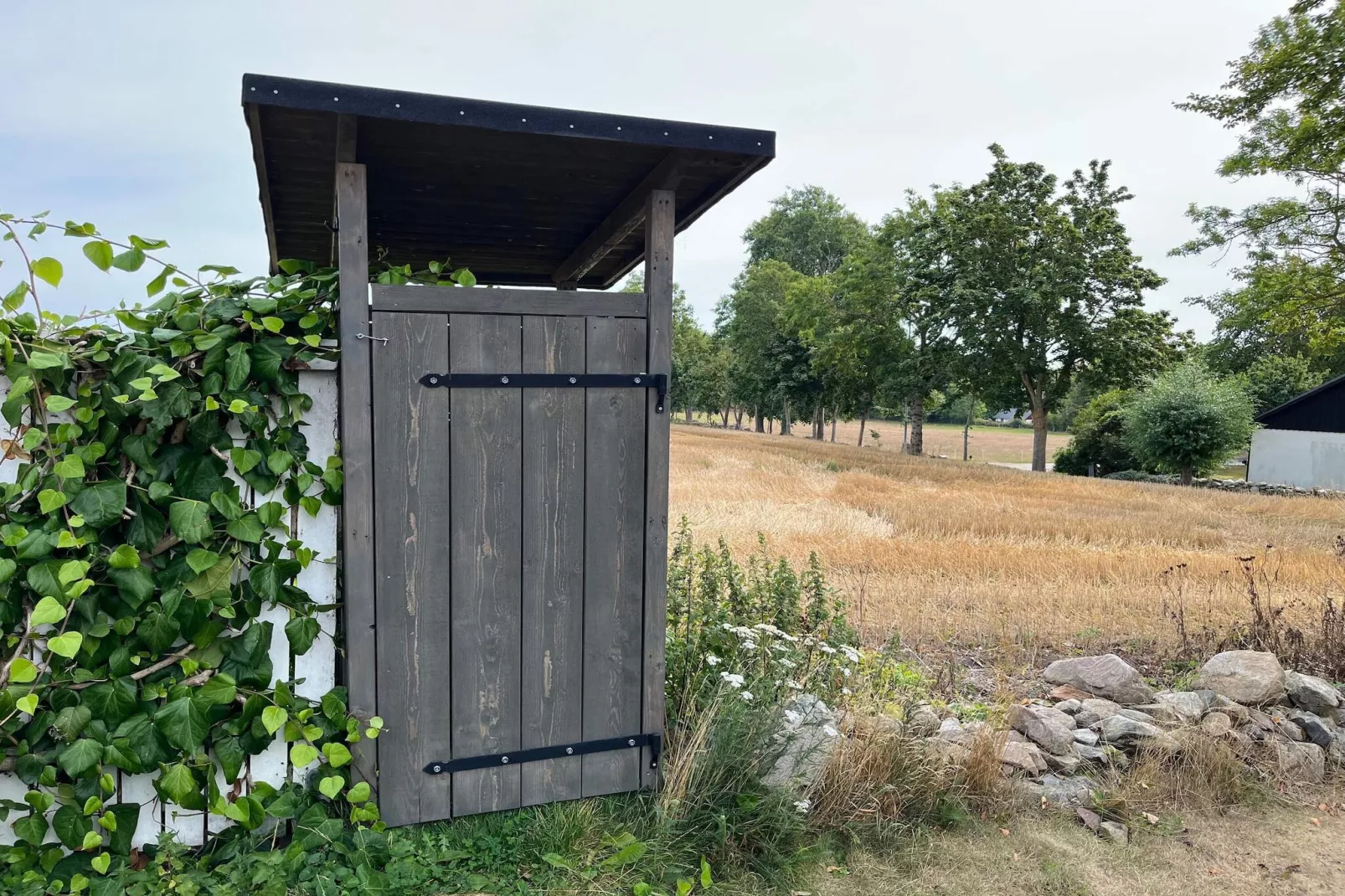 Timber Cottage with Rustic Charm-Outdoor