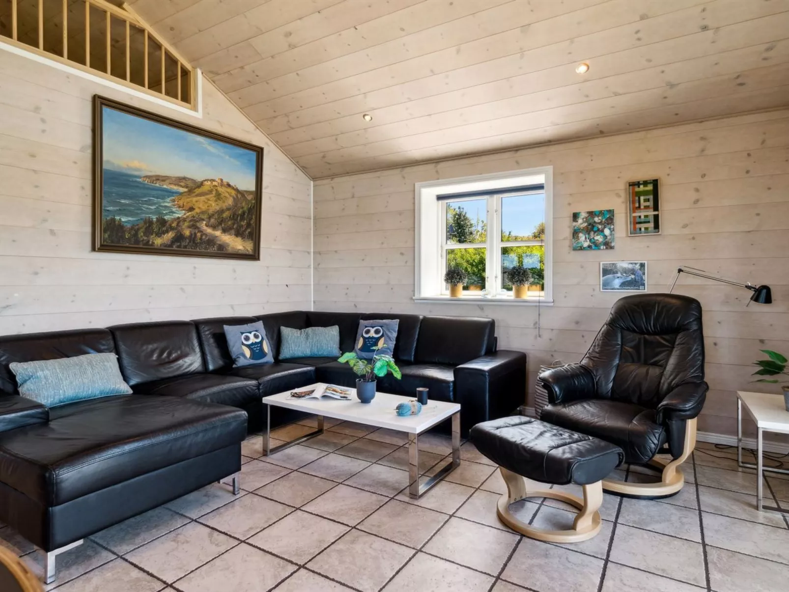 "Hjalmar" - 400m from the sea-Drinnen