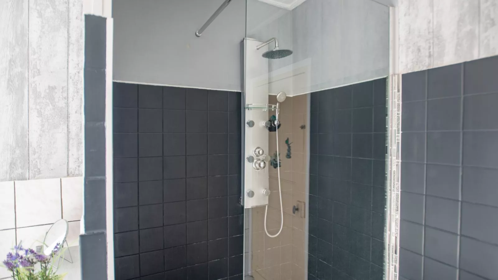 Chez Hélene-Bathroom