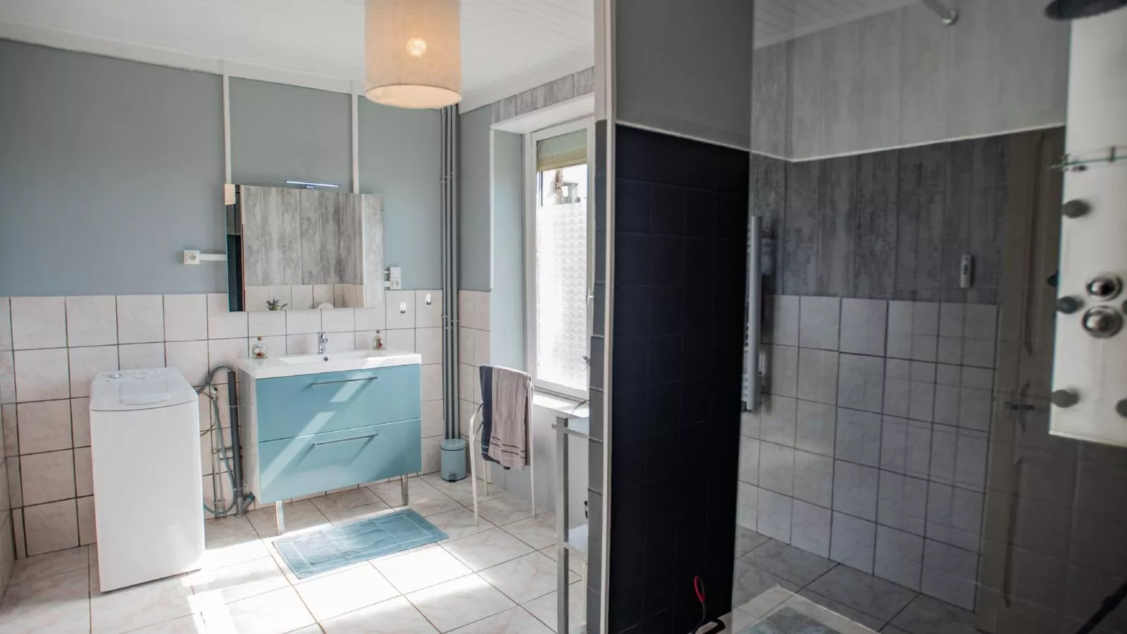 Chez Hélene-Bathroom