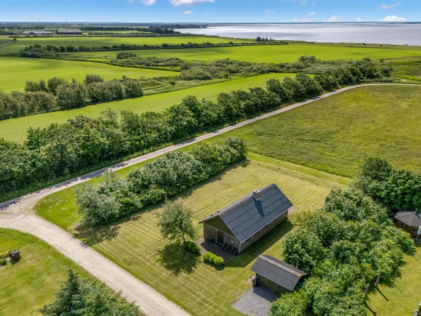 "Arlin" - 380m to the fjord-Outside