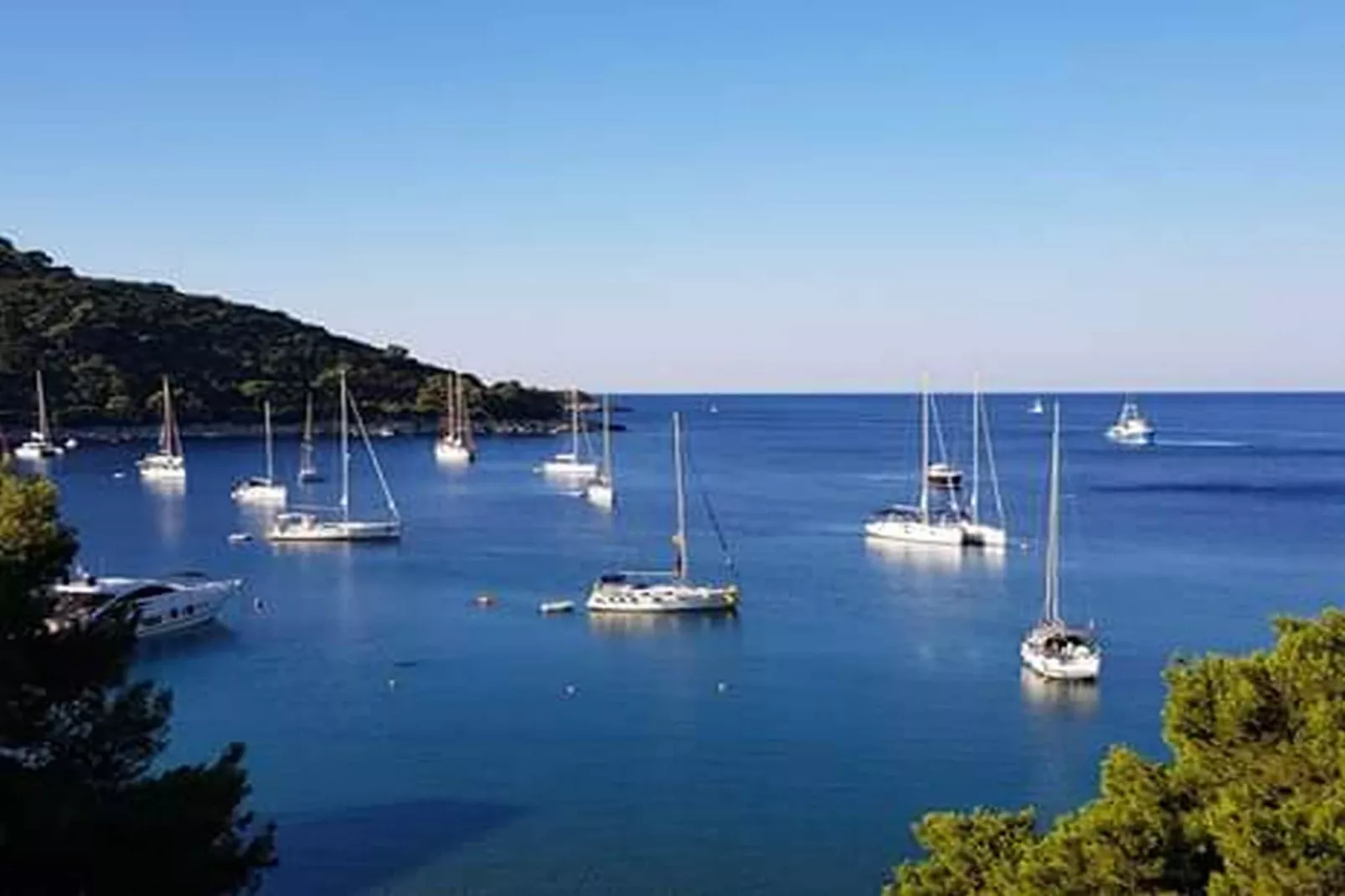 Apartments Franka Saplunara-Triple Room with Terrace and Sea View  No1-Ambiente