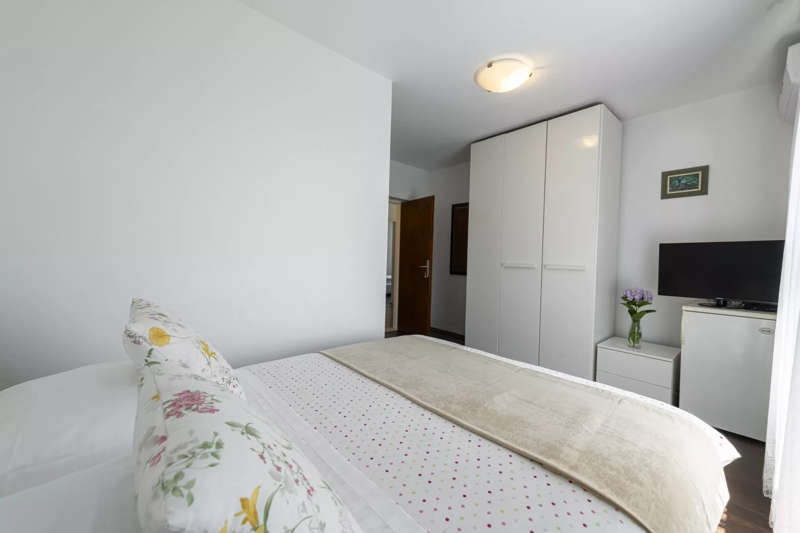 Guest House Rooms Rose- Comfort Double Room with Balcony and Sea View-Schlafzimmer