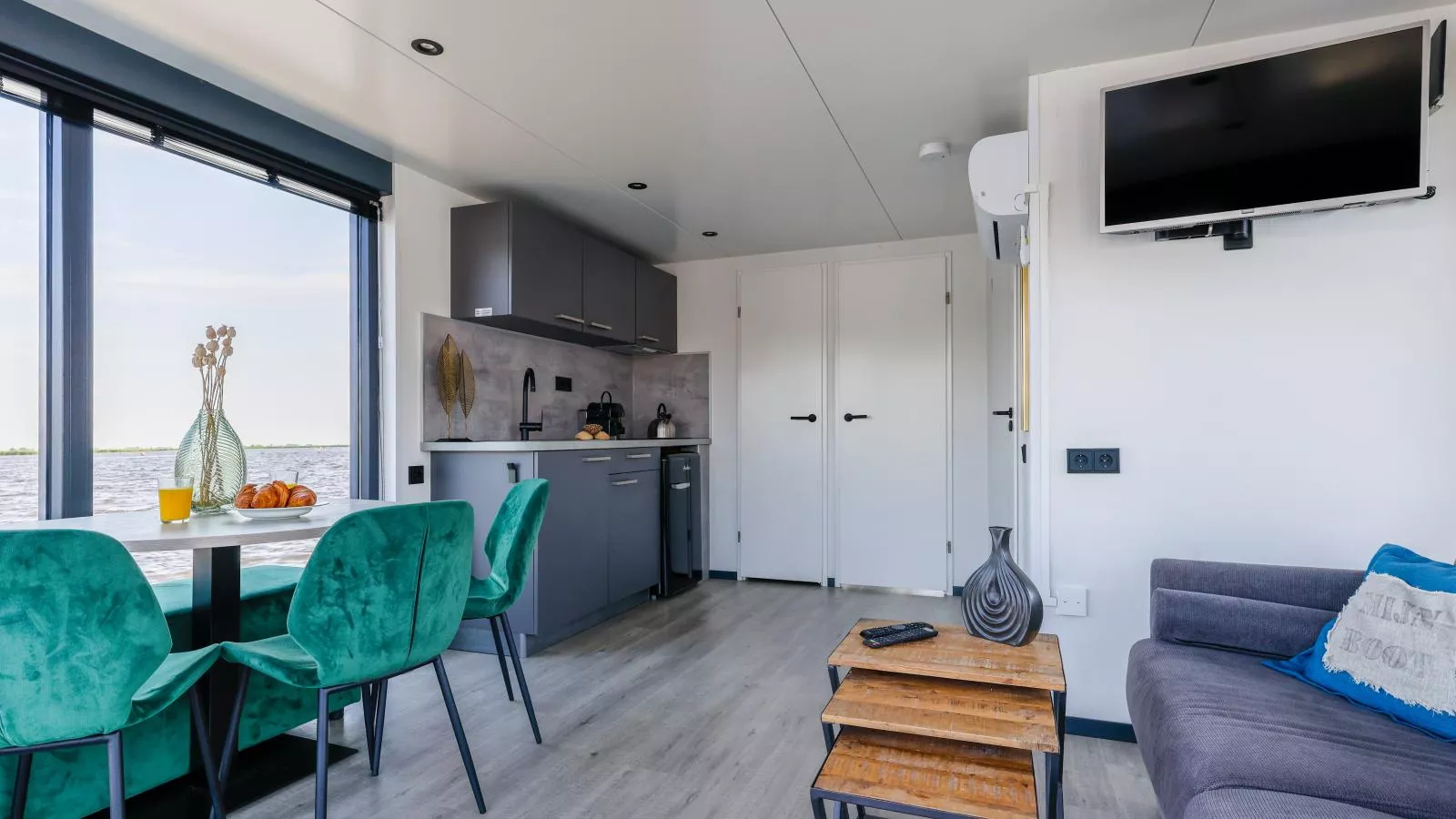 Tiny houseboat Parel I - airco-Living room