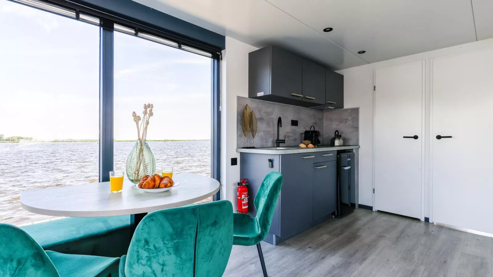 Tiny houseboat Parel I - airco-Dining room