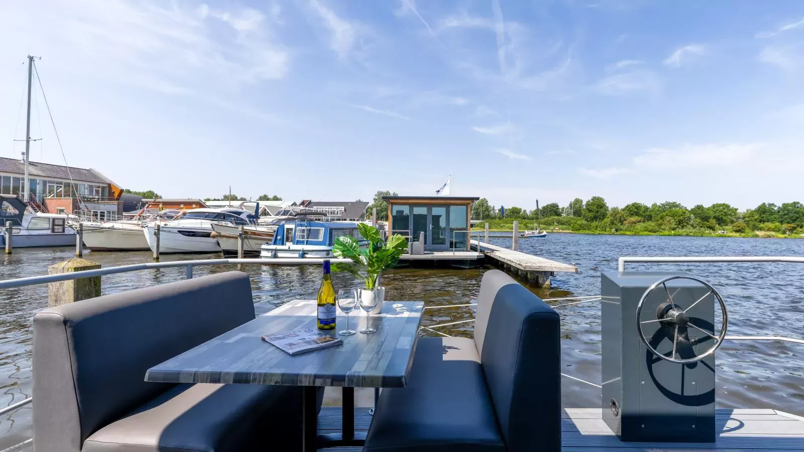 Tiny houseboat Parel I - airco-Terrace balcony