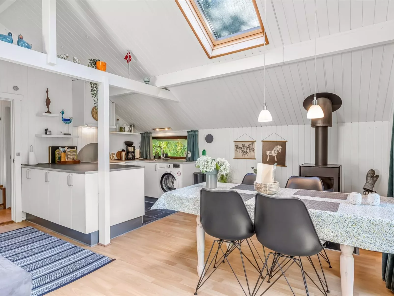 "Ung" - 30km from the sea-Dedans