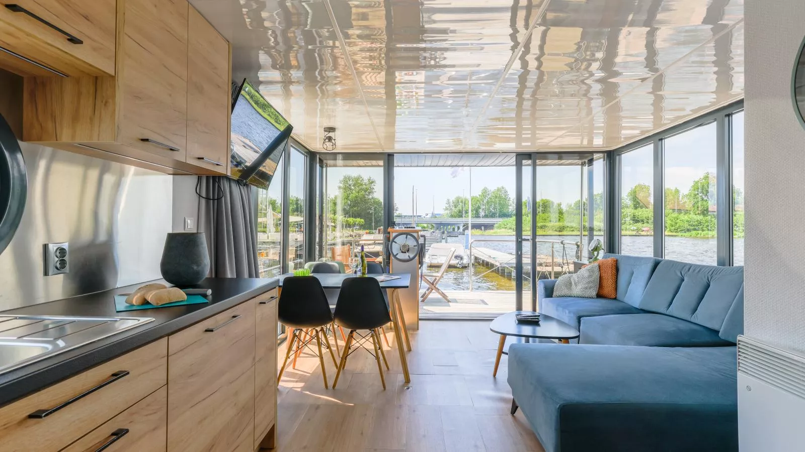 Tiny Houseboat De Woudaap - I-Living room