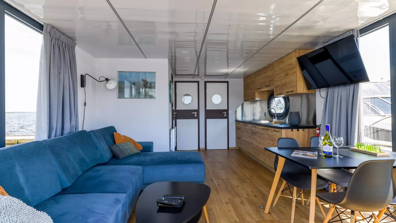 Tiny Houseboat De Woudaap - I-Living room