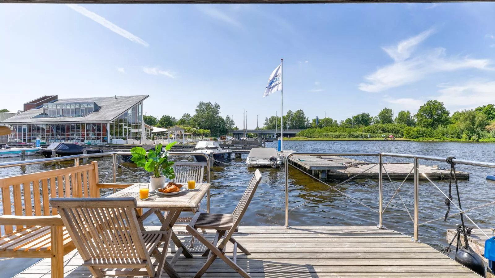 Tiny Houseboat De Woudaap - I-Terrace balcony