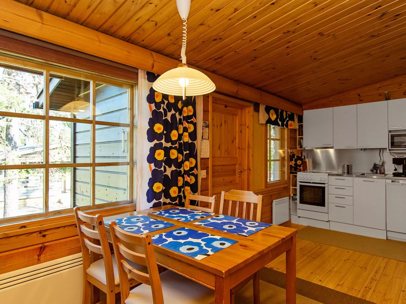 Metsänpirtti 1-Drinnen