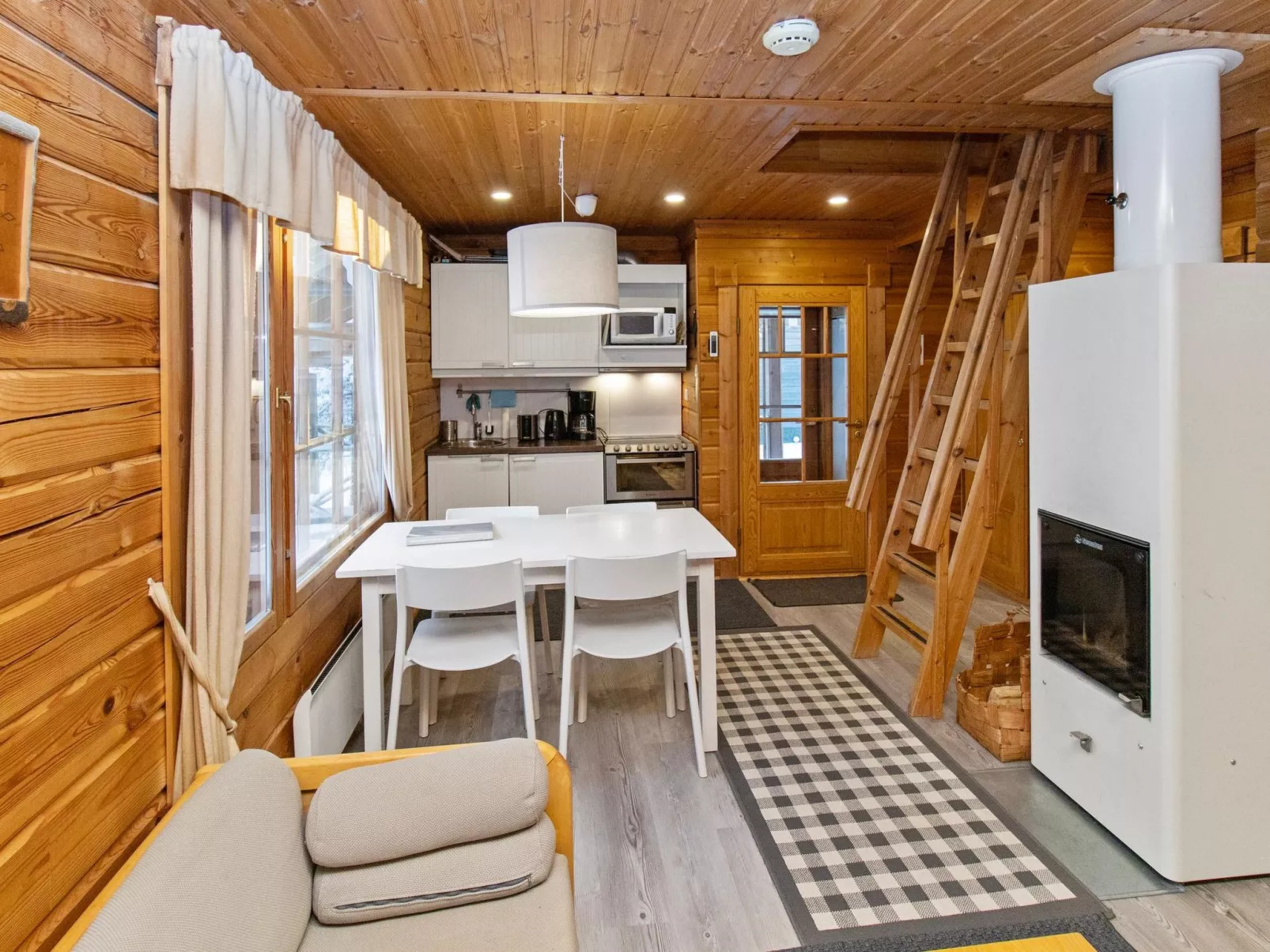 Ressipysäkki 1-Inside