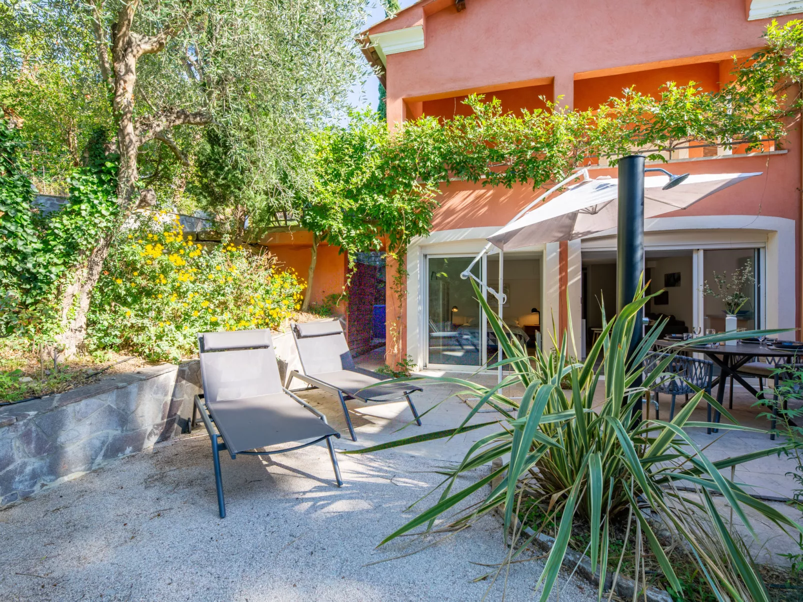 Terre de Sienne-Outside