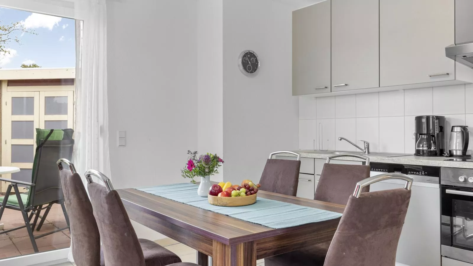 Stranddistel links mit Sauna-Esszimmer