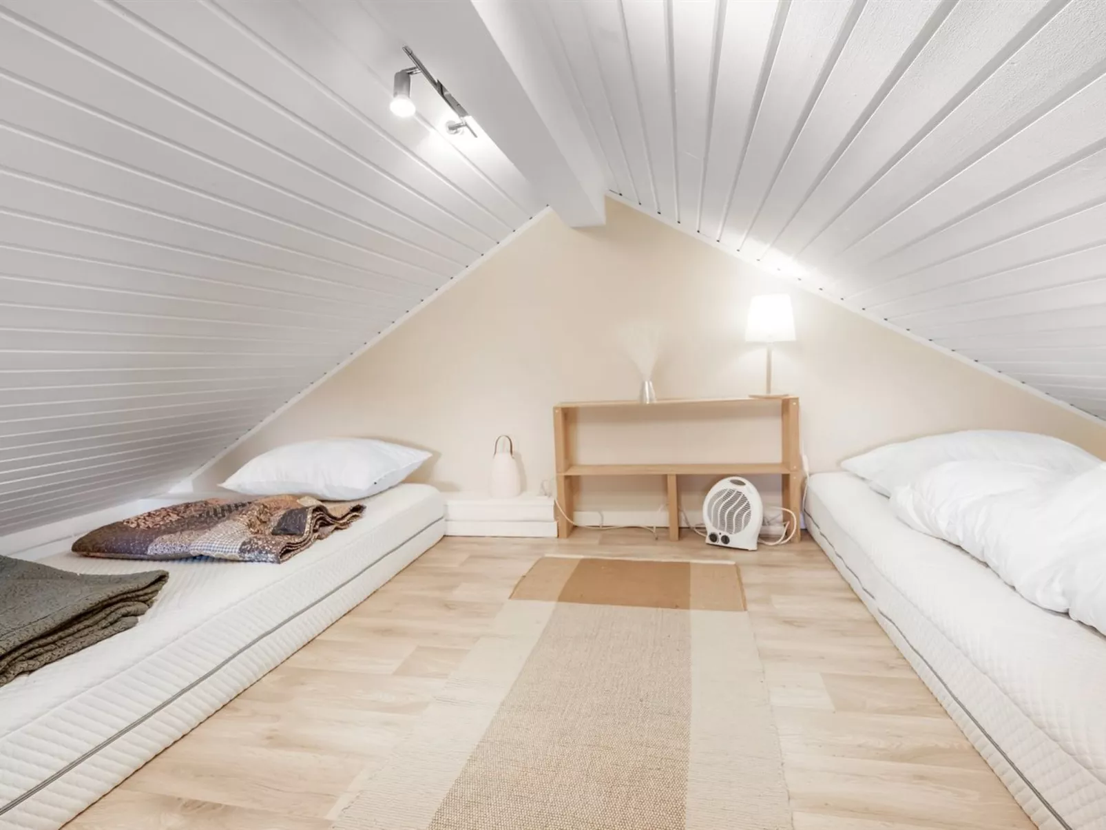 "Hughe" - 1.3km from the sea-Dedans