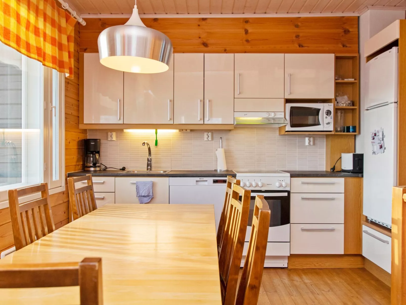 Hallan paroni b paritalo-Drinnen