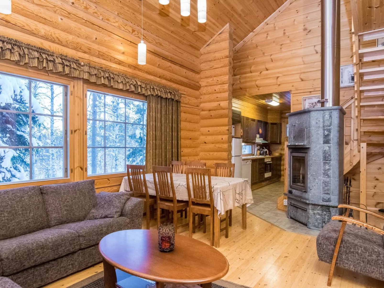 Hiisi mökki-Drinnen