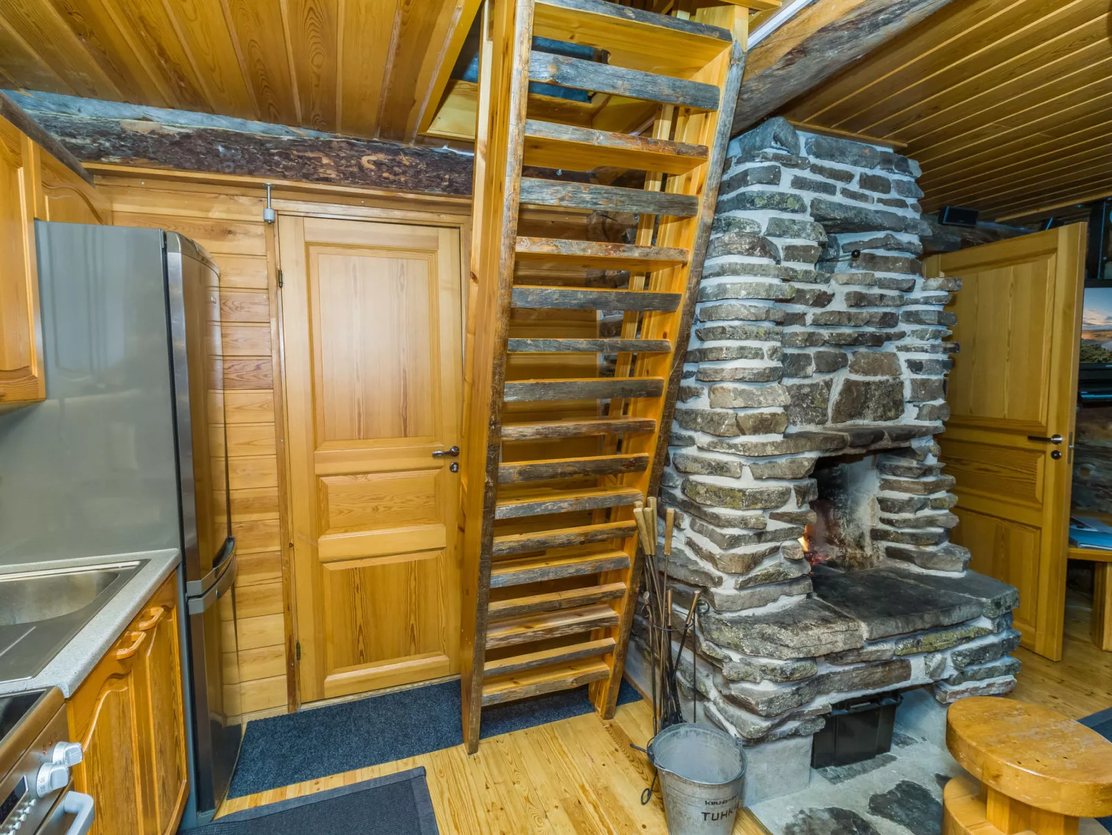 Kuusi-ruka 6-Drinnen