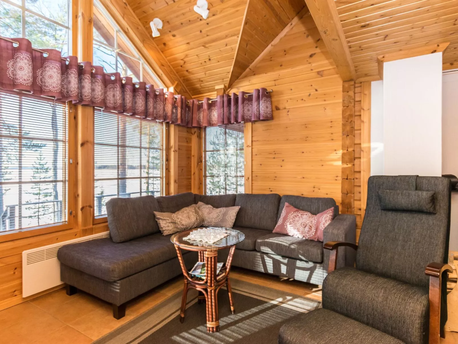 Puolen hehtaarin metsä-Inside