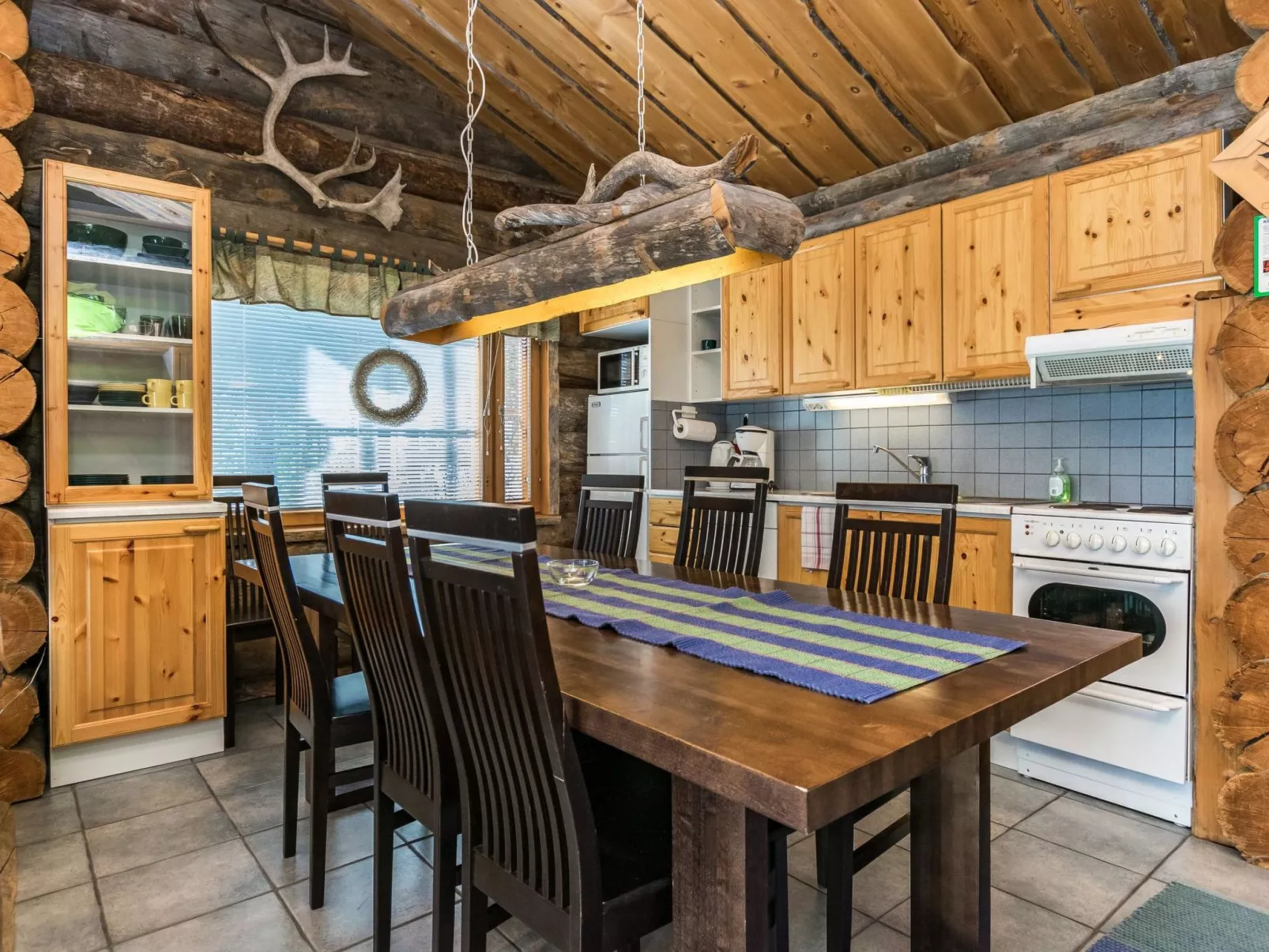 Pihlakieppi 2-Dedans