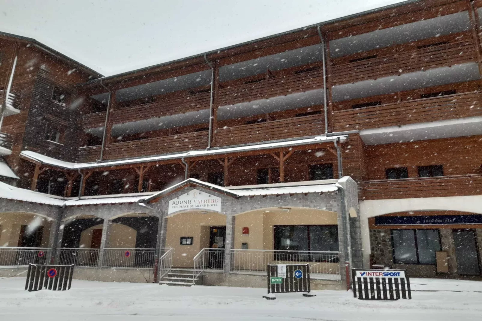 Adonis Valberg Studio-Exterior in winter