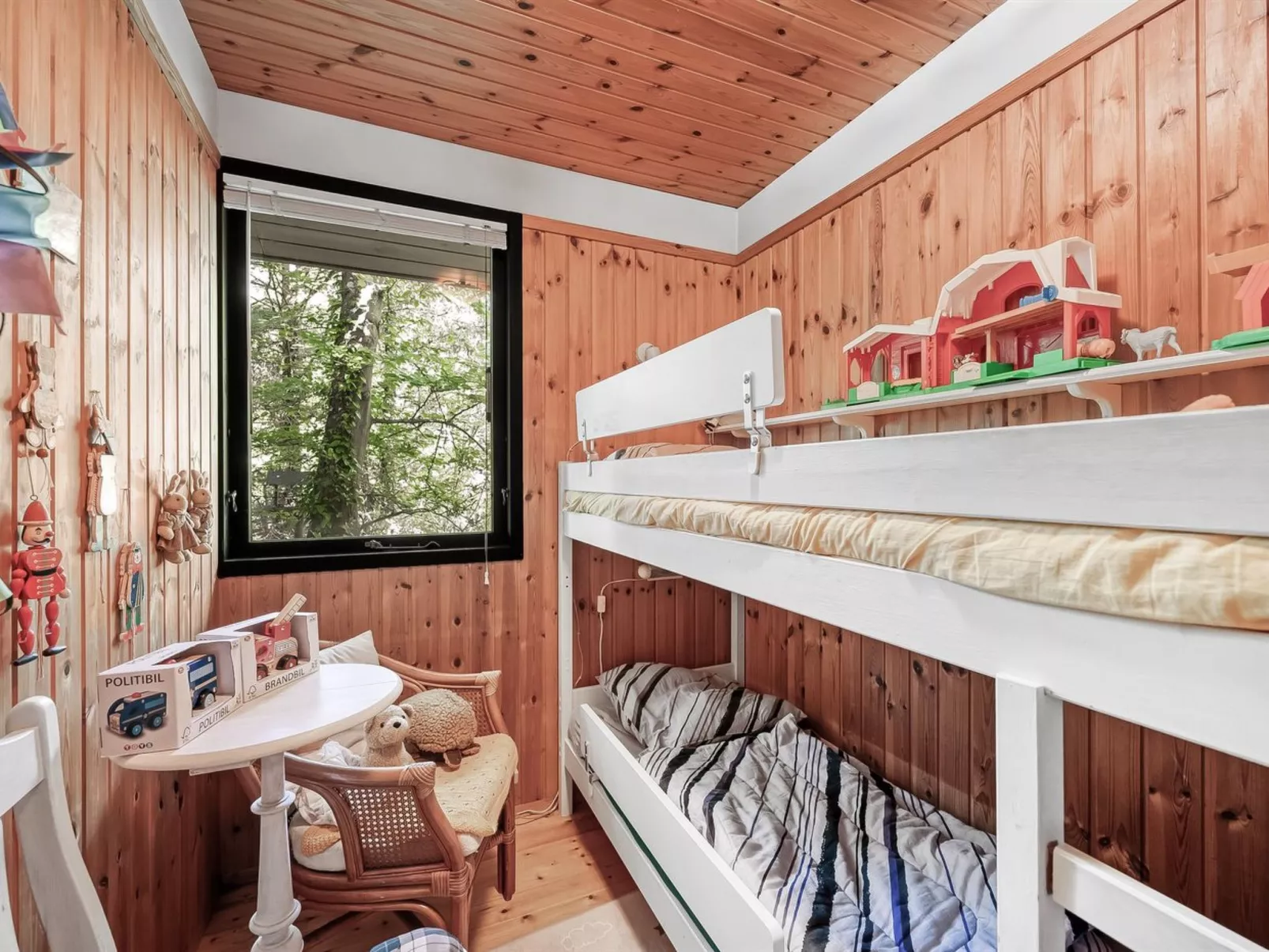 "Tenaya" - 200m to the fjord-Inside