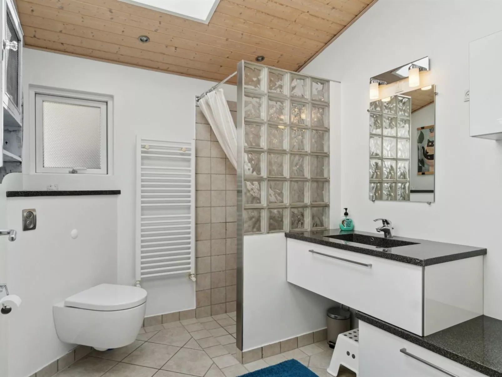 "Dreng" - 250m from the sea-Drinnen