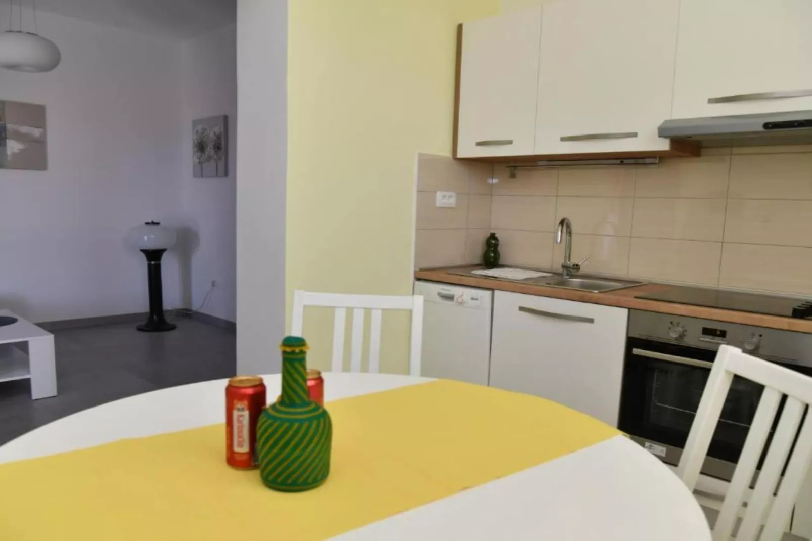 Two Bedroom Apartment with Balcony &  Garden View-Salle à manger