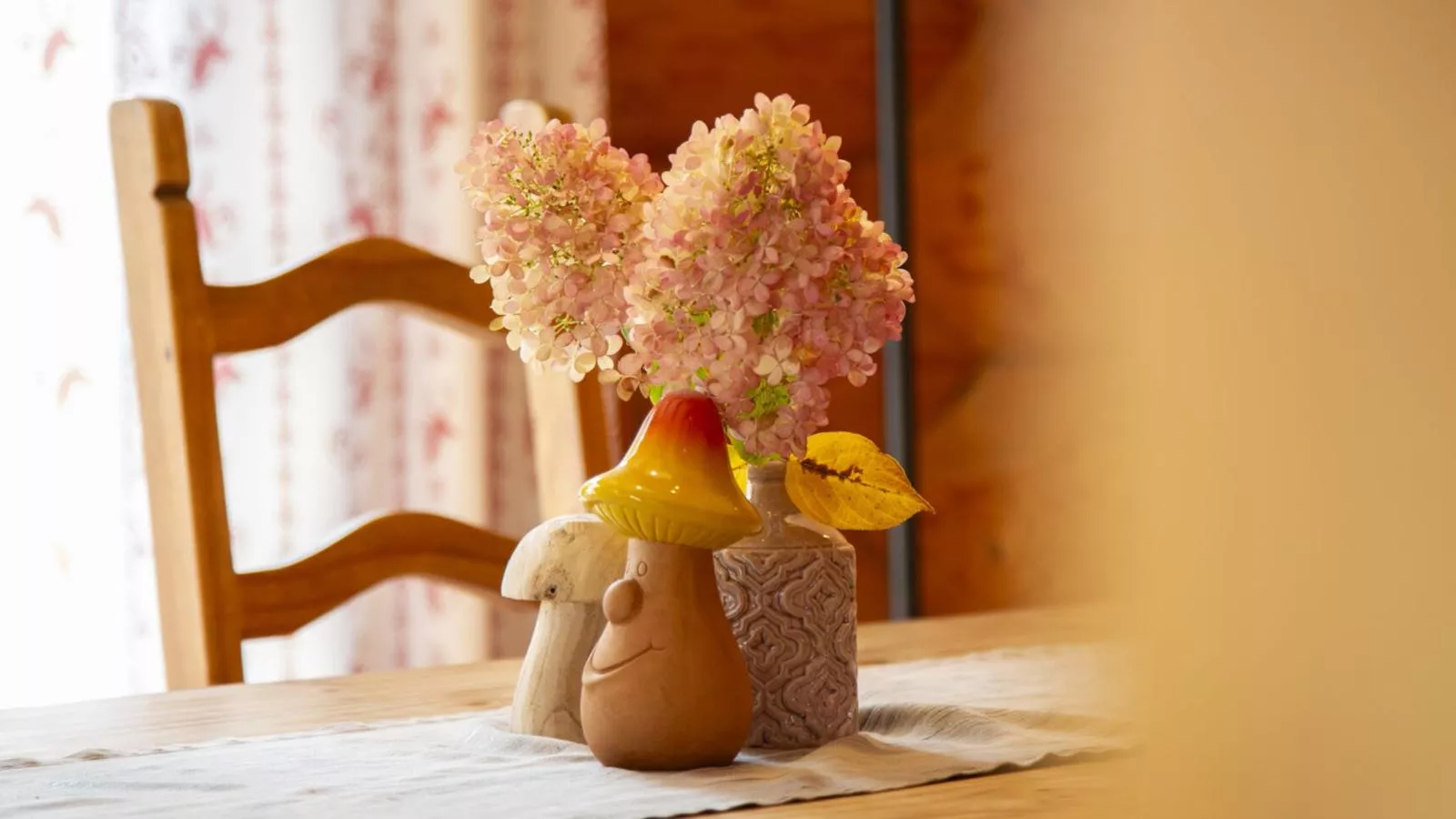 Naturstammhaus-Esszimmer