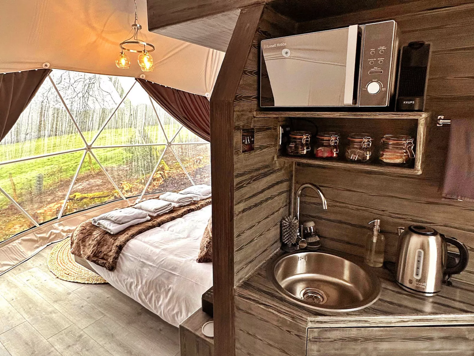 Ashdown Luxury Dome-Drinnen