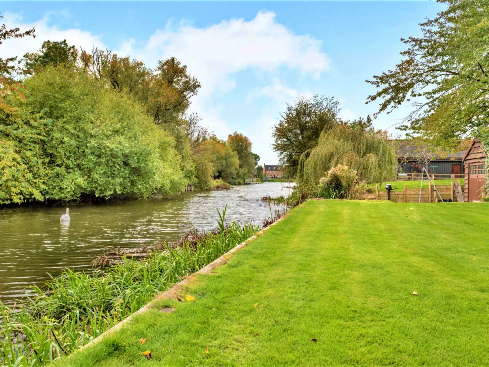 Islip Mill House - Beautiful Riverside Home-Outside