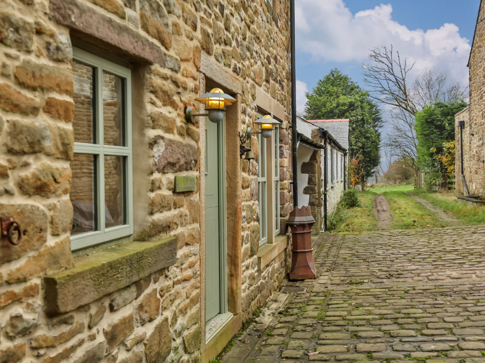 Middle Warble Stables-Dehors