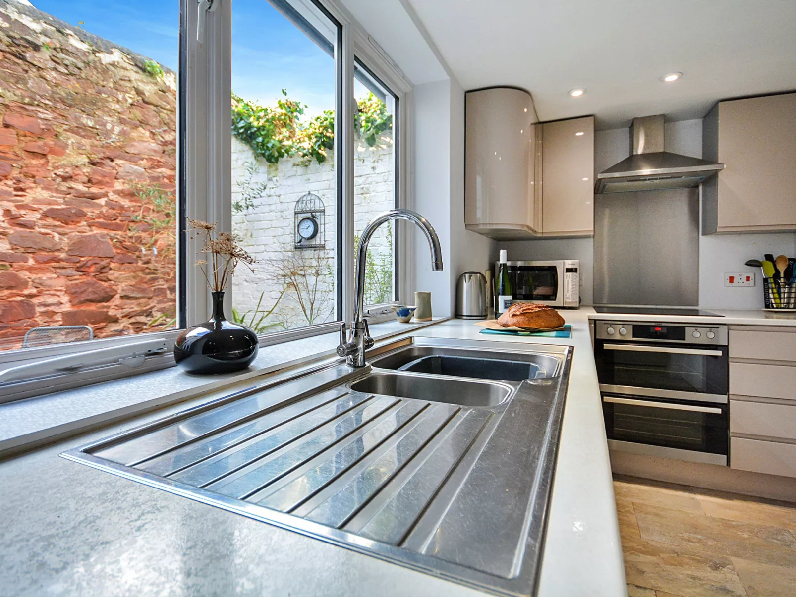 One The Green, Kingsand-Dedans