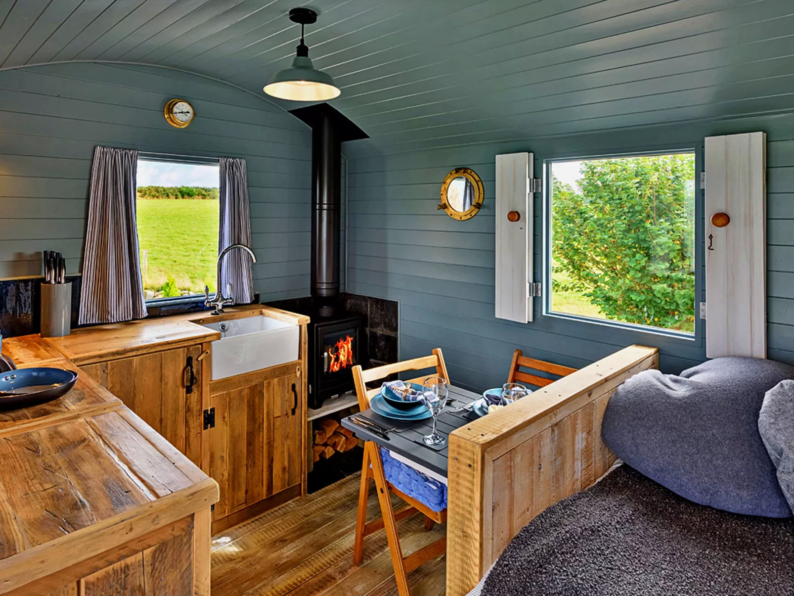 'Susanna' Poachers Hut-Dedans