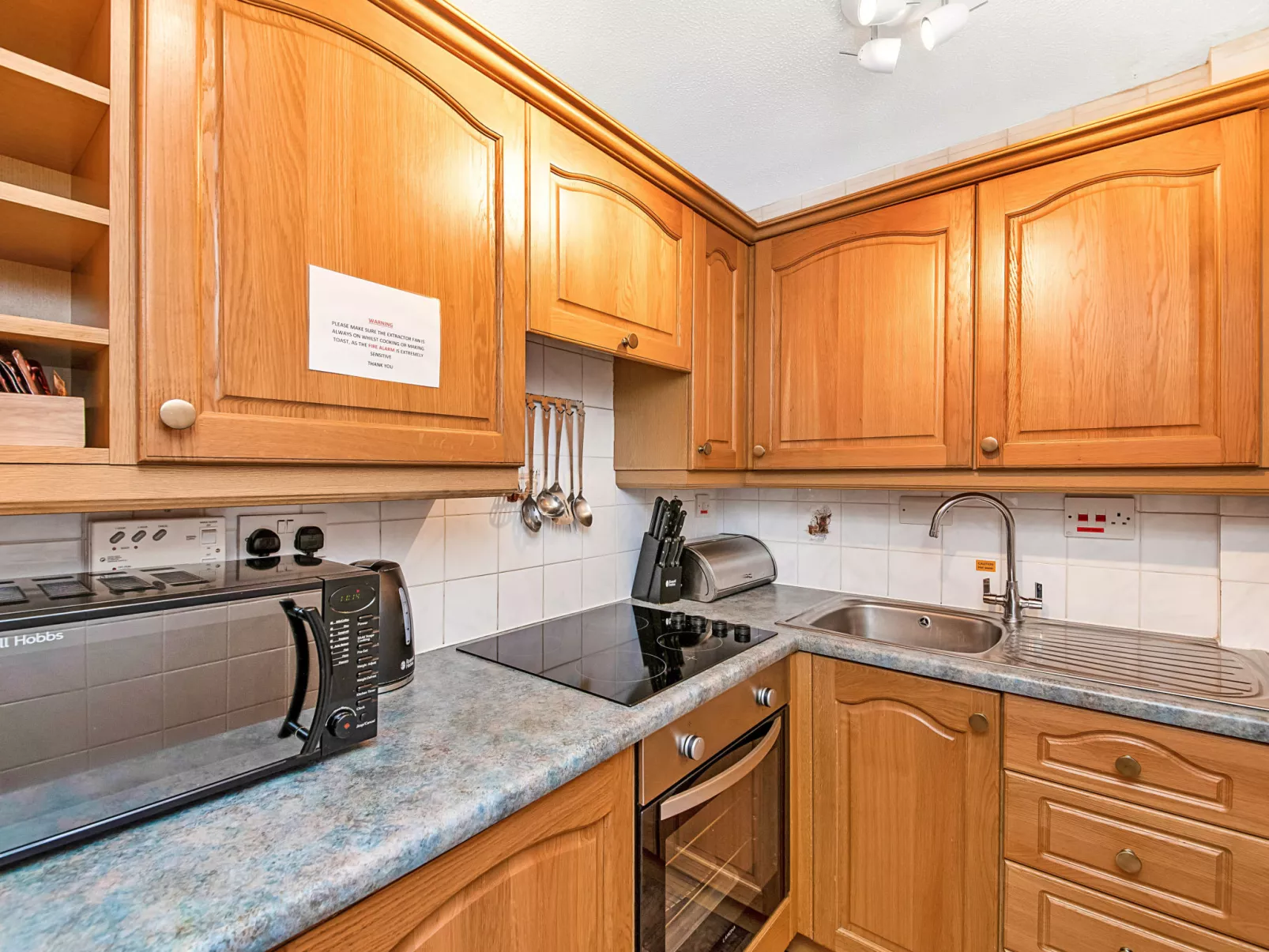 Cleveland Hall Apt-Drinnen