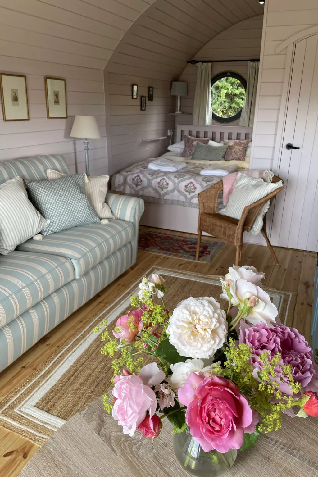 The Cornflower-Dedans