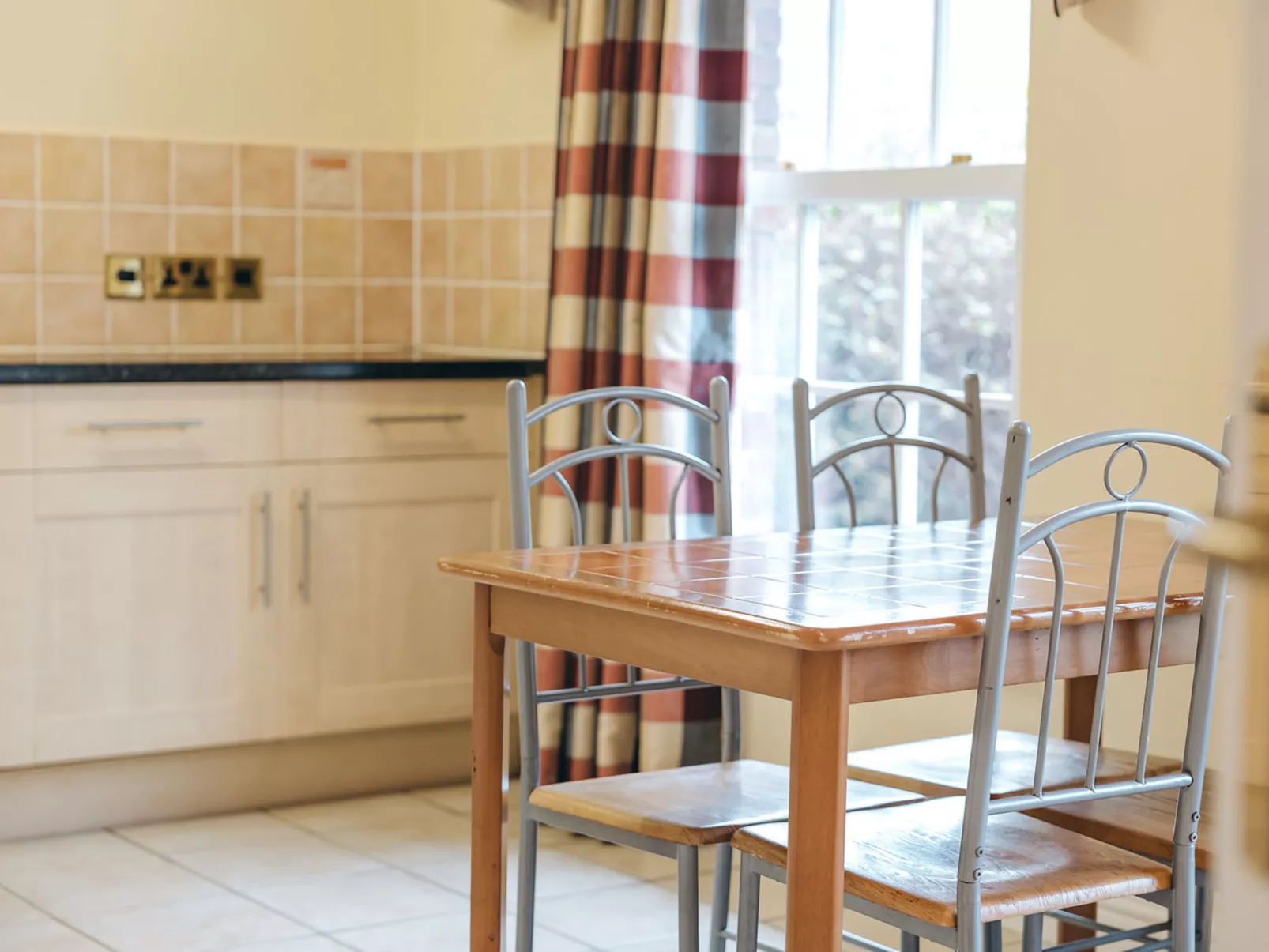 Netley Hall - Poppy-Dedans