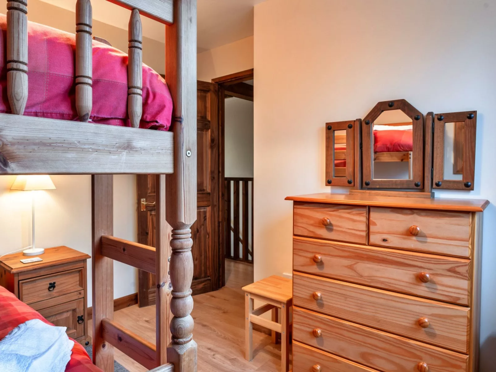 No.1 Gladys' Orchard-Drinnen