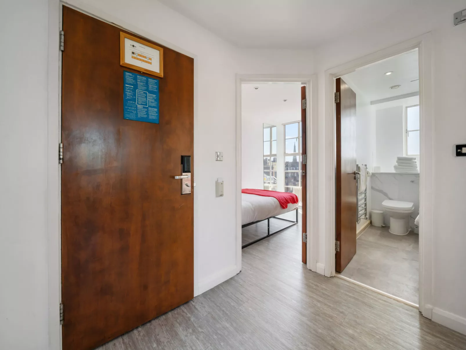 Roland House - Two Bedroom A-Dedans