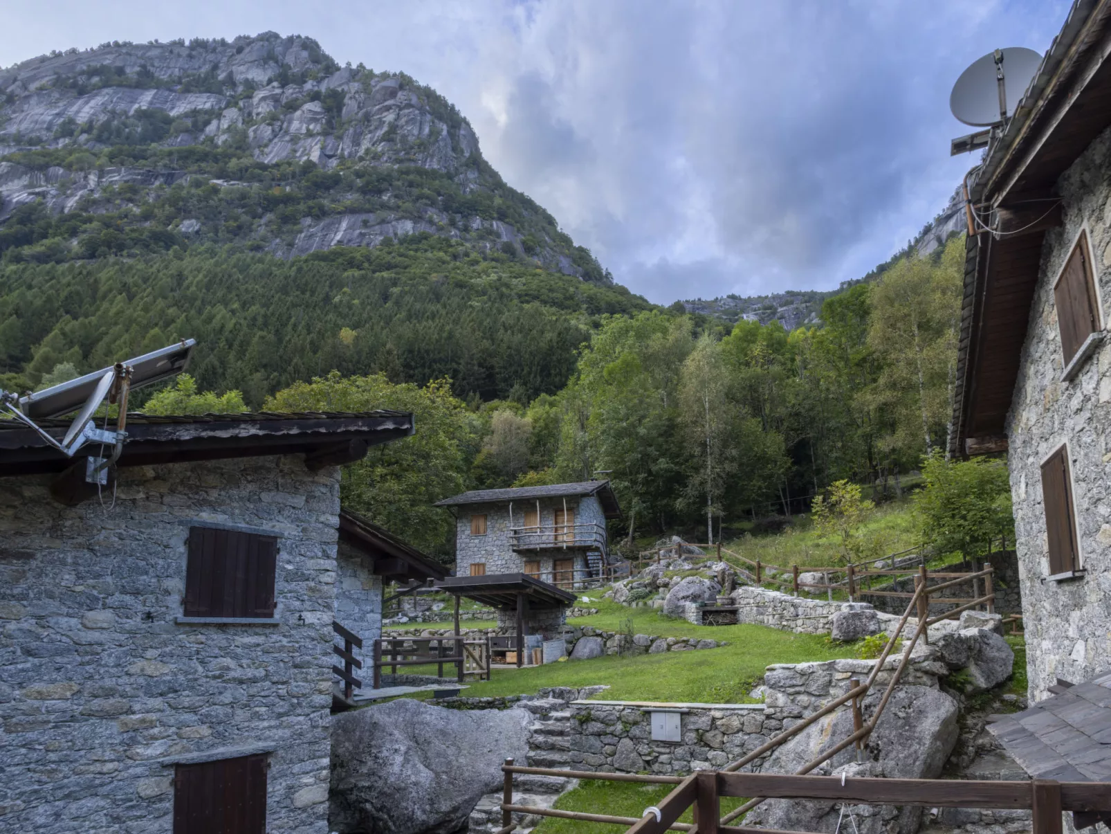 Val di Mello Mountain Flat-Outside