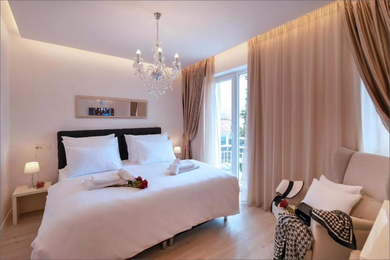 Deluxe Double Room with Double Bed and Balcony (3)-Schlafzimmer