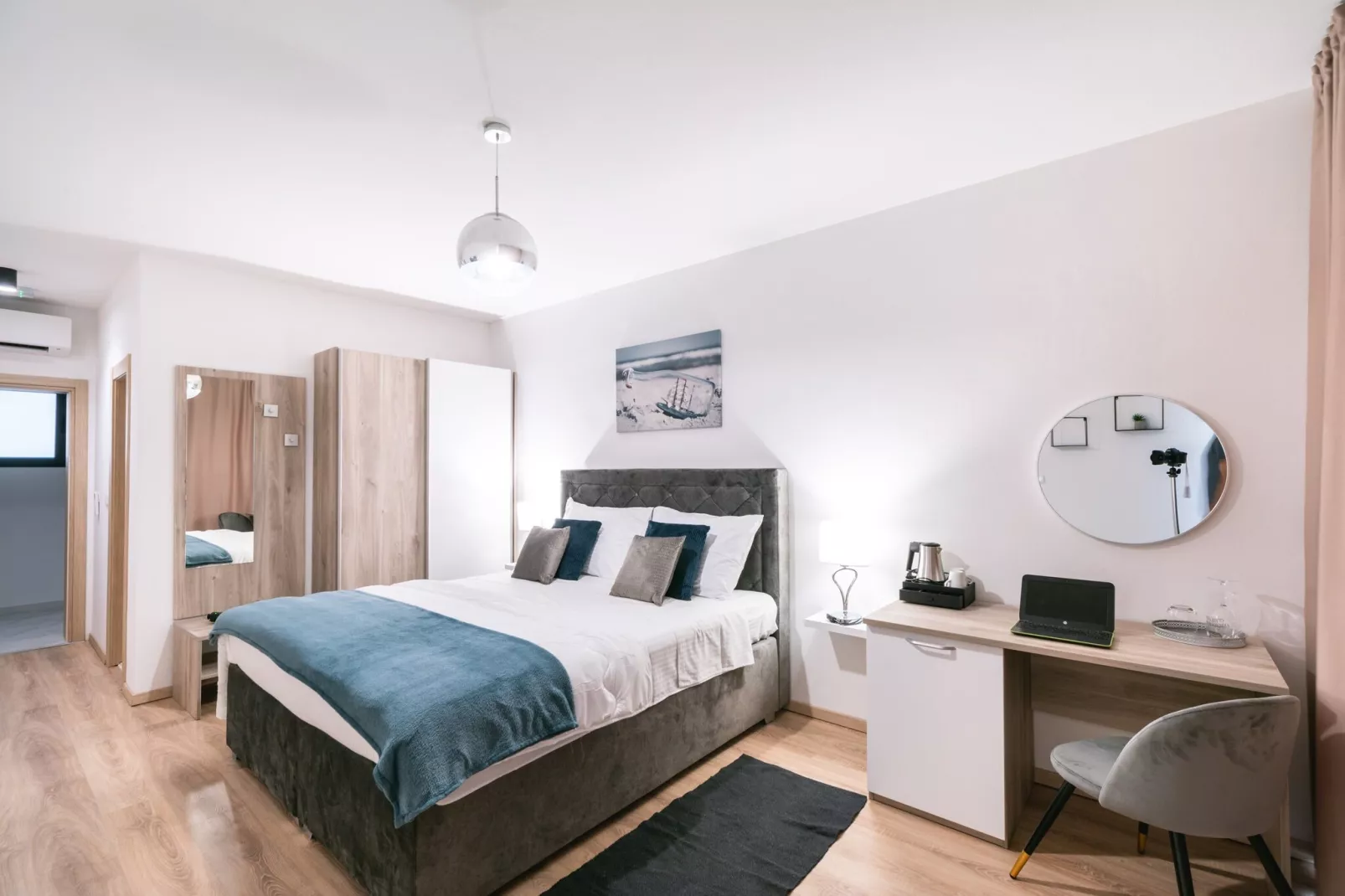 Apartments & Rooms Fisherman's Luck - Deluxe Double Room with Balcony and Sea View-Bedroom