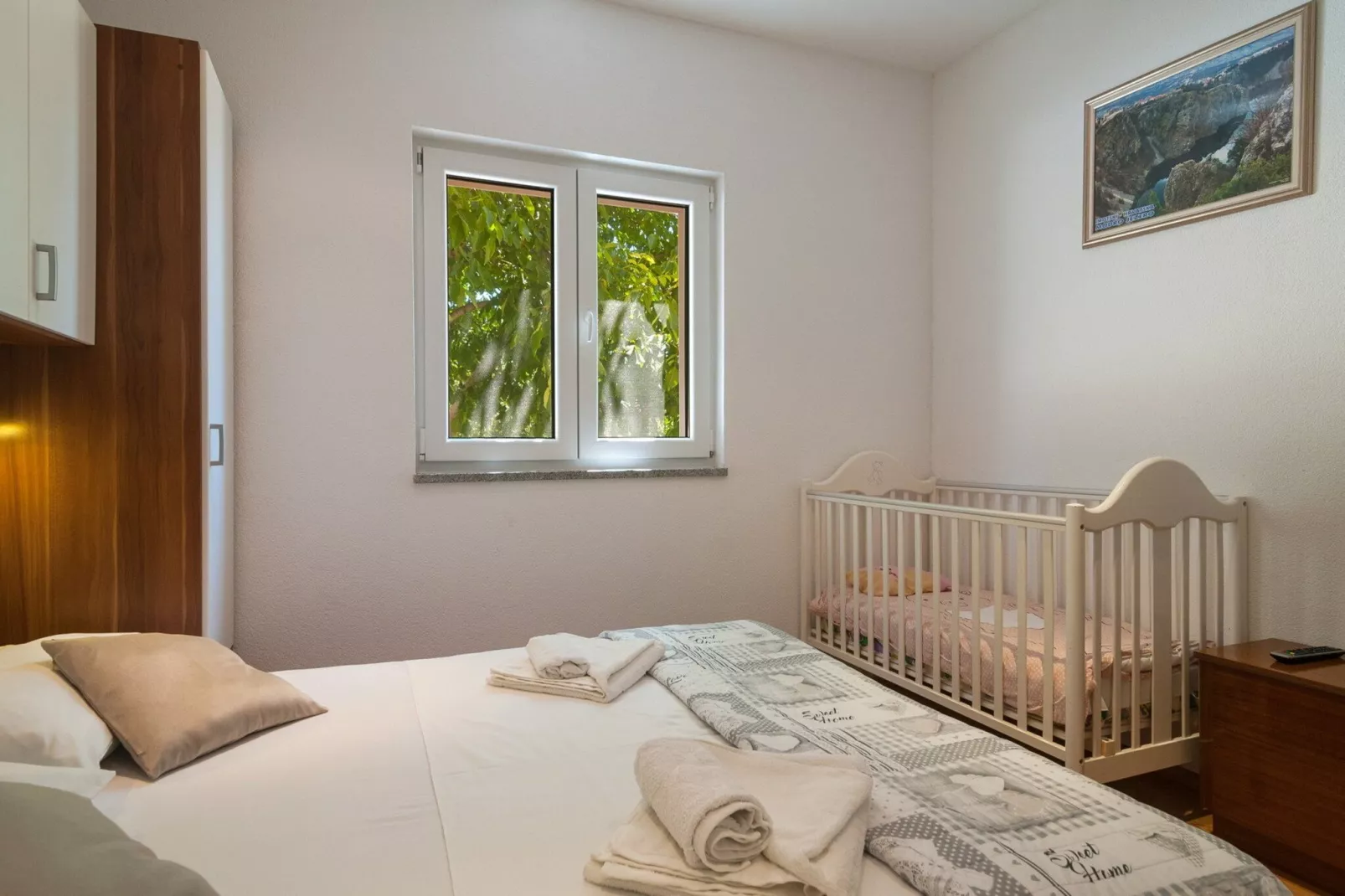 Five-Bedroom Home-Schlafzimmer