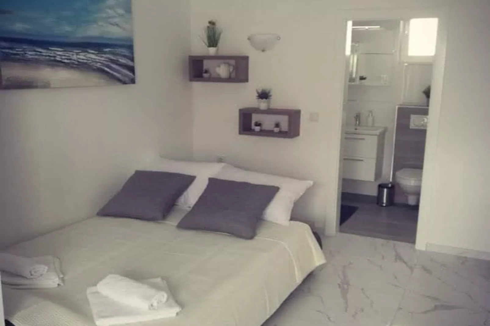 One-Bedroom Deluxe City View Apartment-Bedroom