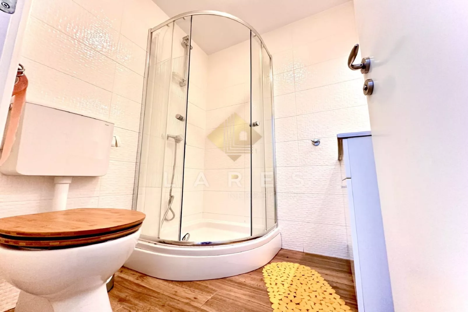 Studio Apartment-Bathroom