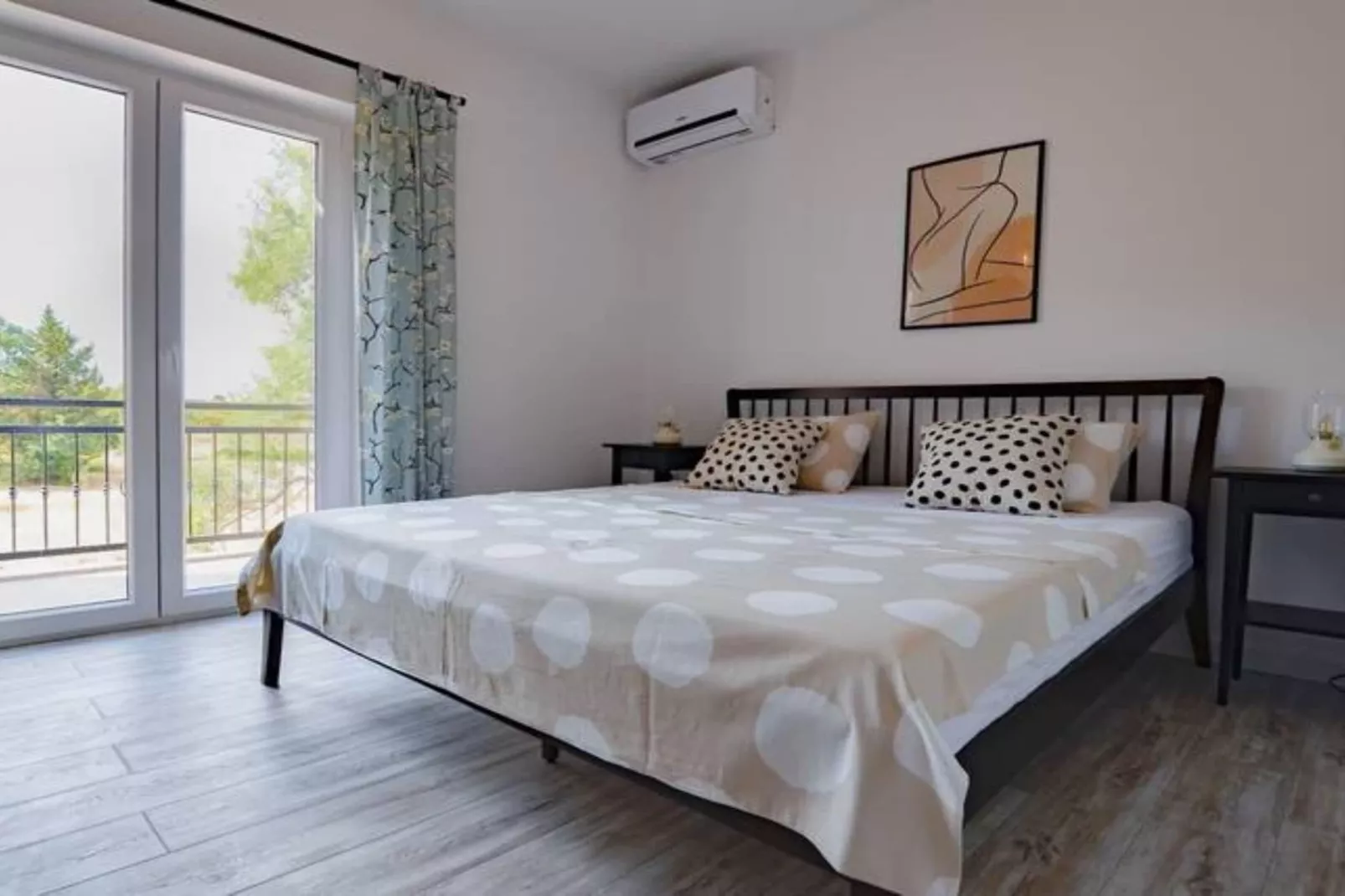 Villa With Pool-Schlafzimmer