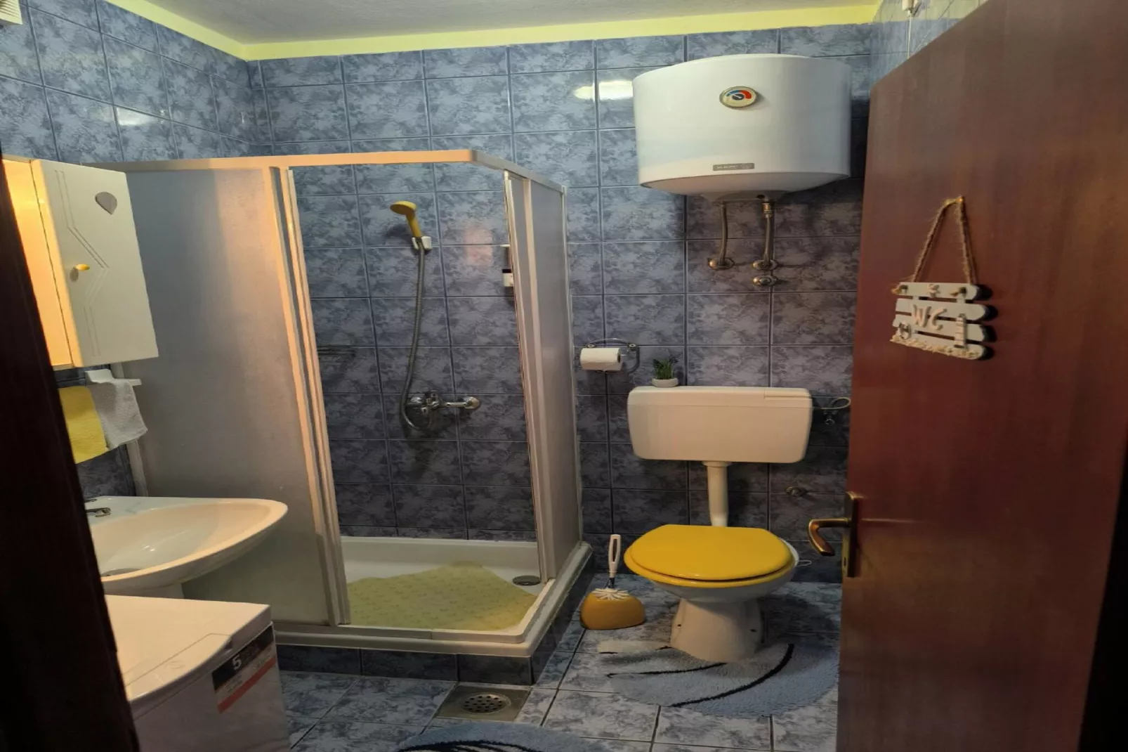 Cozy Apartments Žute, island of Korčula-One-Bedroom Apartment With Terrace And Sea View  (A2)-Salle de bain